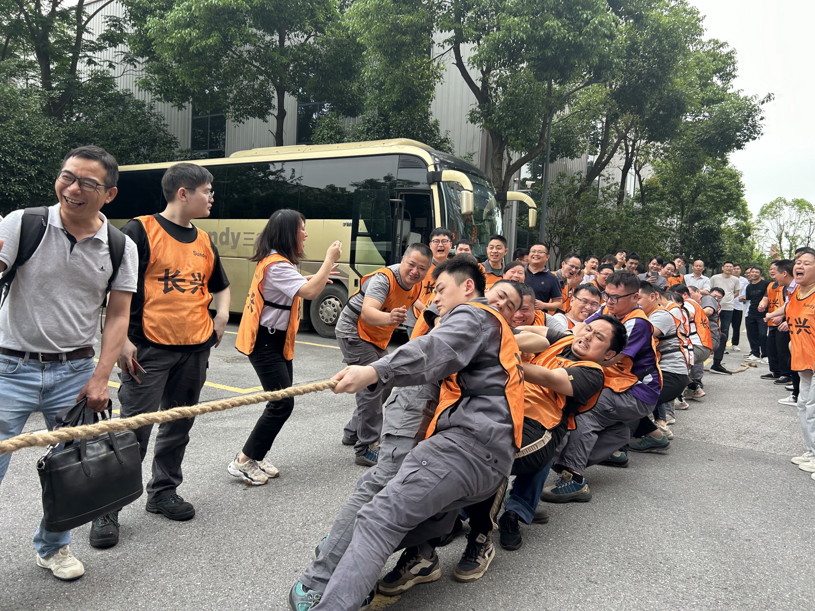 加油！加油！凝“绳”聚力，“yl6809永利皇宫杯”首届拔河比赛火热开赛