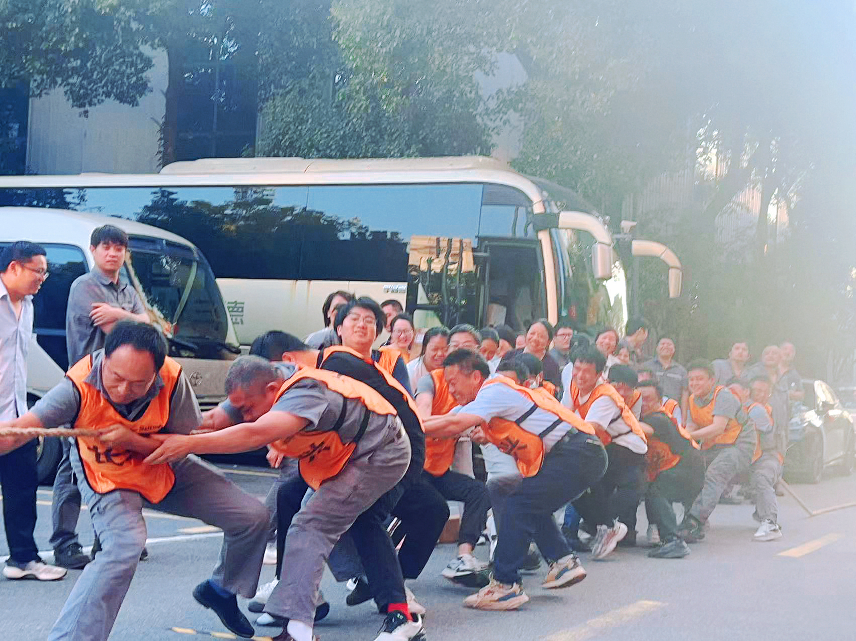 燃爆yl6809永利皇宫总部园区！女子组首秀亮眼，这场拔河比赛尘埃落定